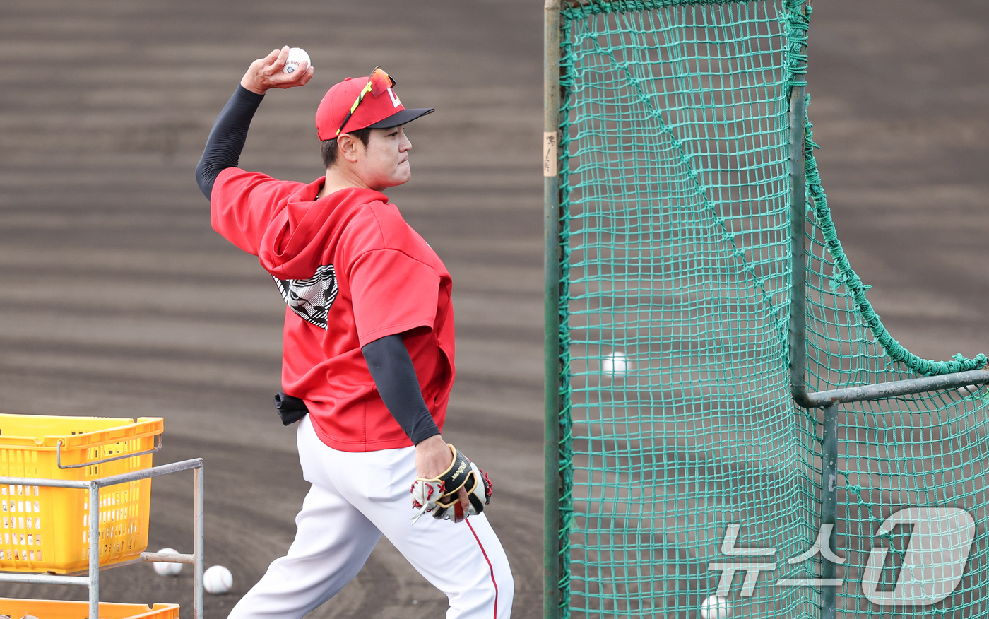 (오키나와(일본)=뉴스1) 허경 기자 = 추신수 SSG 구단주 특별보좌역 및 육성총괄이 28일 일본 오키나와 구시카와 야구장에서 열린 KT 위즈와 SSG 랜더스 연습경기에 앞서 베 …