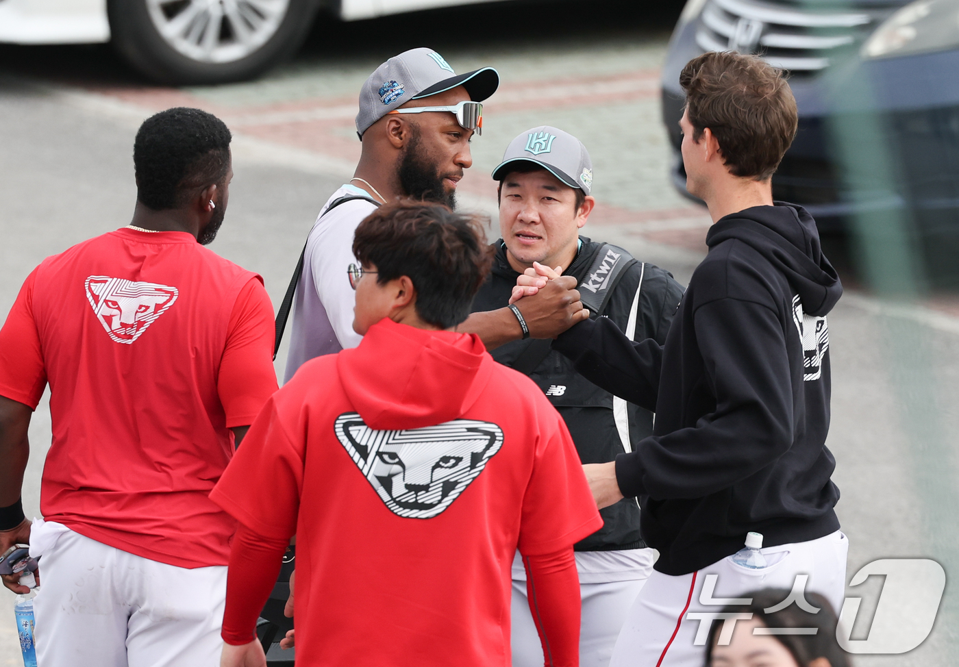 (오키나와(일본)=뉴스1) 허경 기자 = SSG 애더슨과 KT 로하스가 28일 일본 오키나와 구시카와 야구장에서 열린 KT 위즈와 SSG 랜더스 연습경기에 앞서 인사를 나누고 있다 …