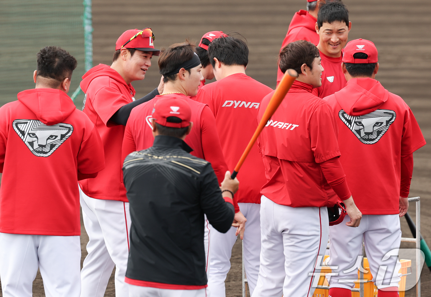 (오키나와(일본)=뉴스1) 허경 기자 = 추신수 SSG 구단주 특별보좌역 및 육성총괄이 28일 일본 오키나와 구시카와 야구장에서 열린 KT 위즈와 SSG 랜더스 연습경기에 앞서 선 …