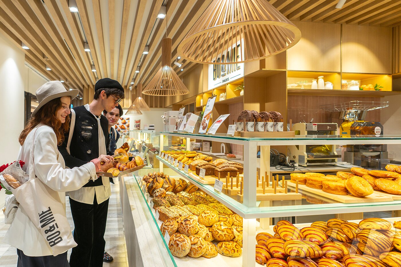 본문 이미지 - 서울 서초구 신세계백화점 강남점 지하 1층에 위치한 파리지엔 블랑제리 ‘보앤미&#40;BO&MIE&#41;’ 매장에서 파리지엔 모델들이 메뉴들을 즐기고 있다. &#40;신세계푸드 제공&#41; /뉴스1