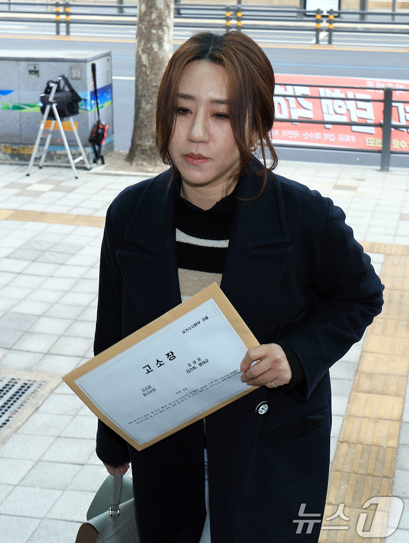 (서울=뉴스1) 박정호 기자 = 고발 사주 의혹 제보자 조성은 올마이티미디어 대표가 28일 오후 서울 서대문구 미근동 국가수사본부에 김건희 여사와 명태균 씨에 대한 고소장 제출에 …