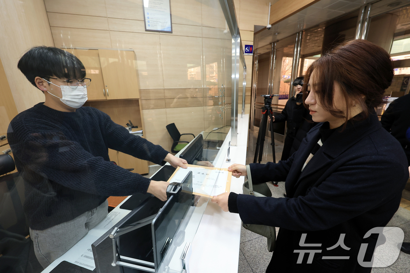 (서울=뉴스1) 박정호 기자 = 고발 사주 의혹 제보자 조성은 올마이티미디어 대표가 28일 오후 서울 서대문구 미근동 국가수사본부에 김건희 여사와 명태균 씨에 대한 고소장을 제출하 …