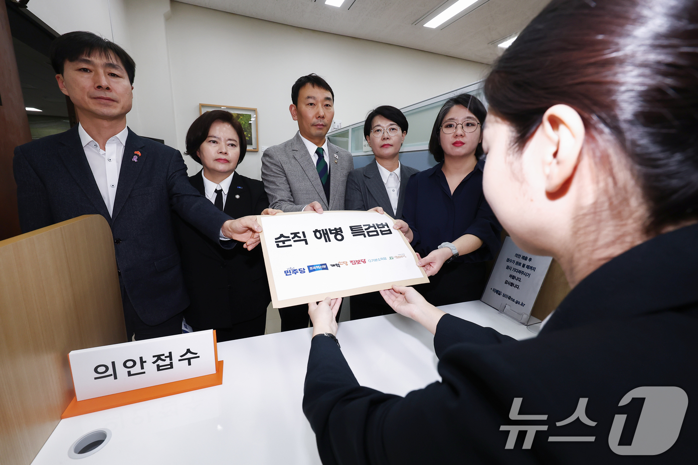 (서울=뉴스1) 김민지 기자 = 야6당 의원들이 28일 오후 서울 여의도 국회 의안과에서 순직 해병 특검법을 제출하고 있다.왼쪽부터 한창민 사회민주당 대표, 정춘생 조국혁신당 원내 …