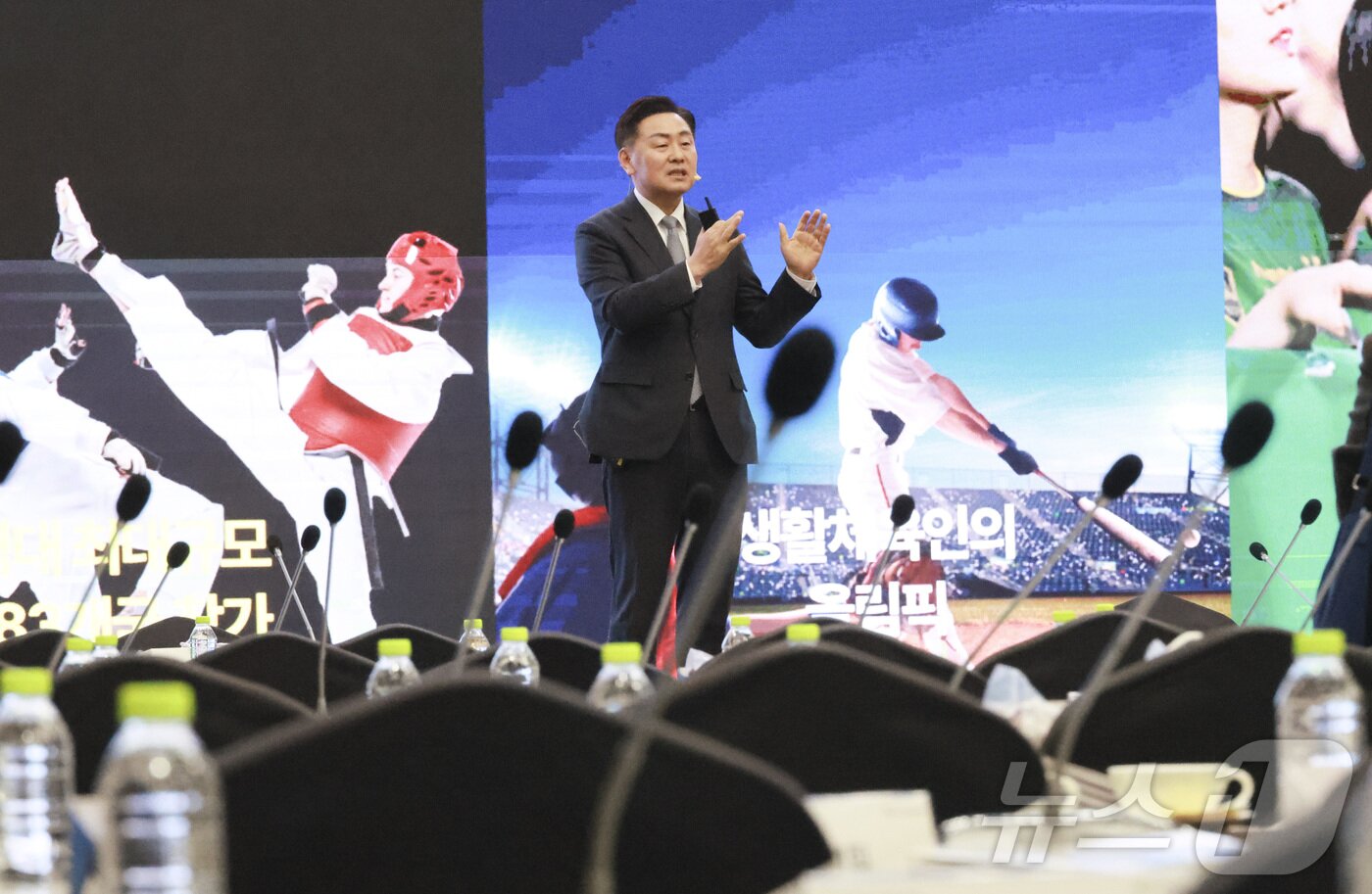 본문 이미지 - 2036 하계올림픽 국내 후보 도시 선정일인 28일 서울 올림픽파크텔에서 열린 2025년도 대한체육회 정기 대의원 총회에 김관영 전북특별자치도지사가 개회에 앞서 전북유치 프리젠테이션 리허설을 하고 있다. (전북특별자치도 제공. 재판매 및 DB금지) 2025.2.28/뉴스1 