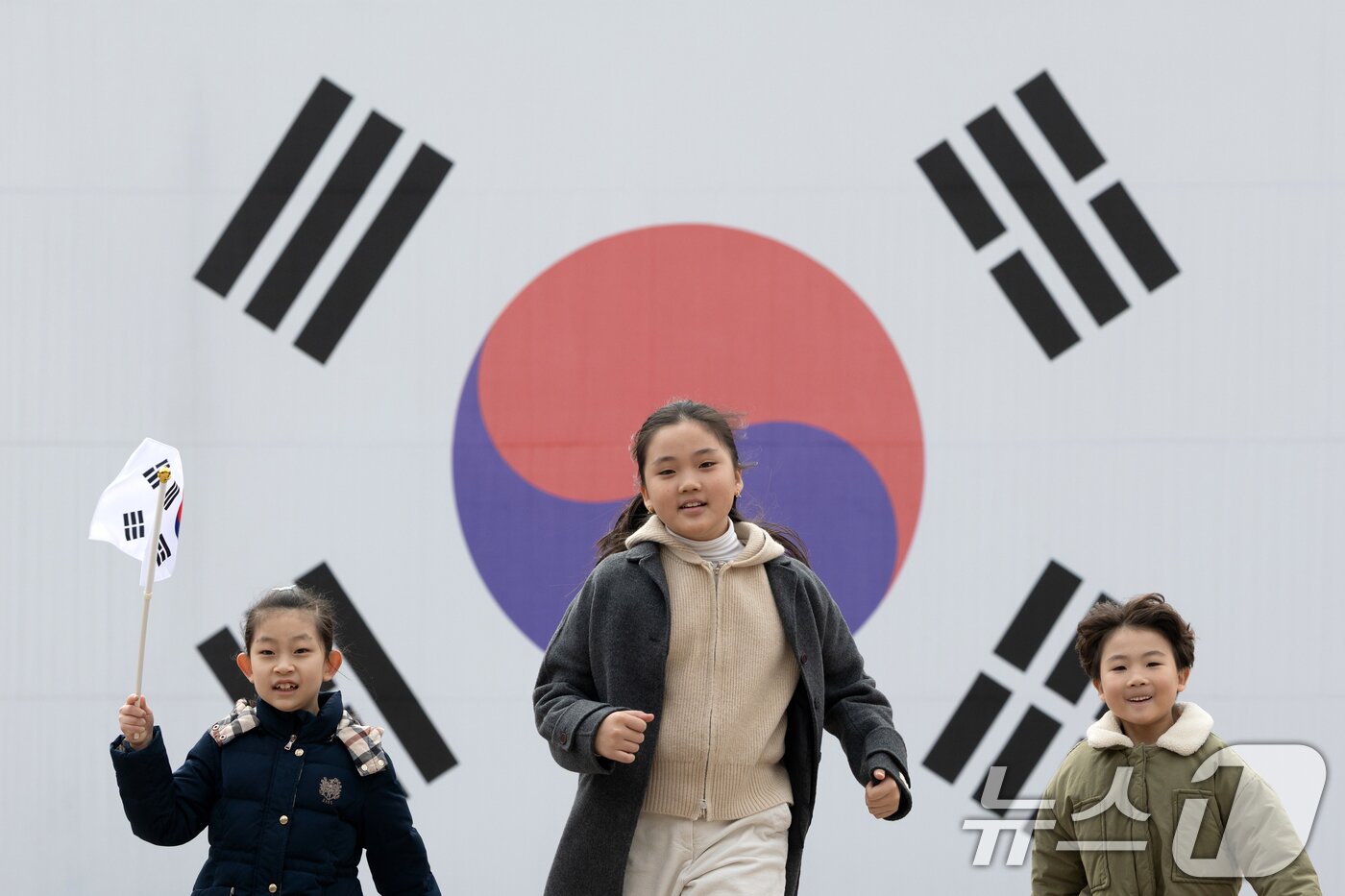 본문 이미지 - 106주년 3.1절을 하루 앞둔 28일 오후 서울 서대문형무소를 찾은 어린이들이 뛰어 놀고 있다. 2025.2.28/뉴스1 ⓒ News1 이승배 기자