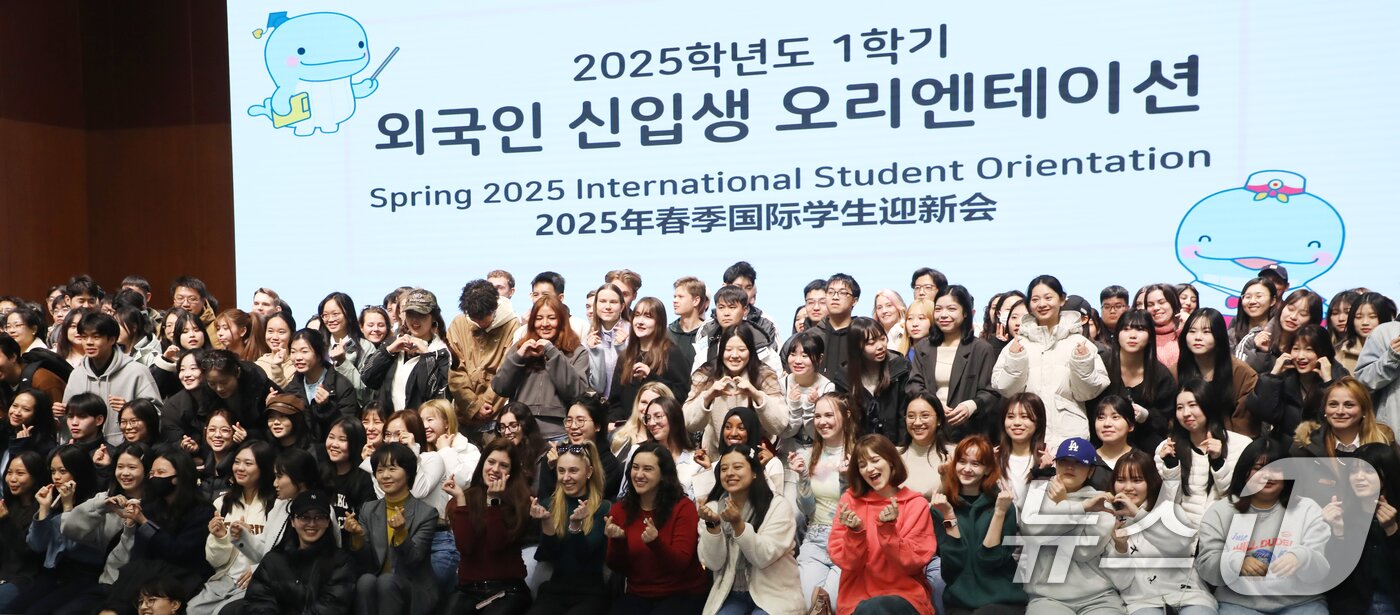 본문 이미지 - 28일 오후 부산 남구 국립부경대학교 대연캠퍼스 대학극장에서 열린 &#39;2025학년도 1학기 외국인 신입생 오리엔테이션&#39;에서 외국인 신입생들이 기념촬영을 하고 있다. 2025.2.28/뉴스1 ⓒ News1 윤일지 기자