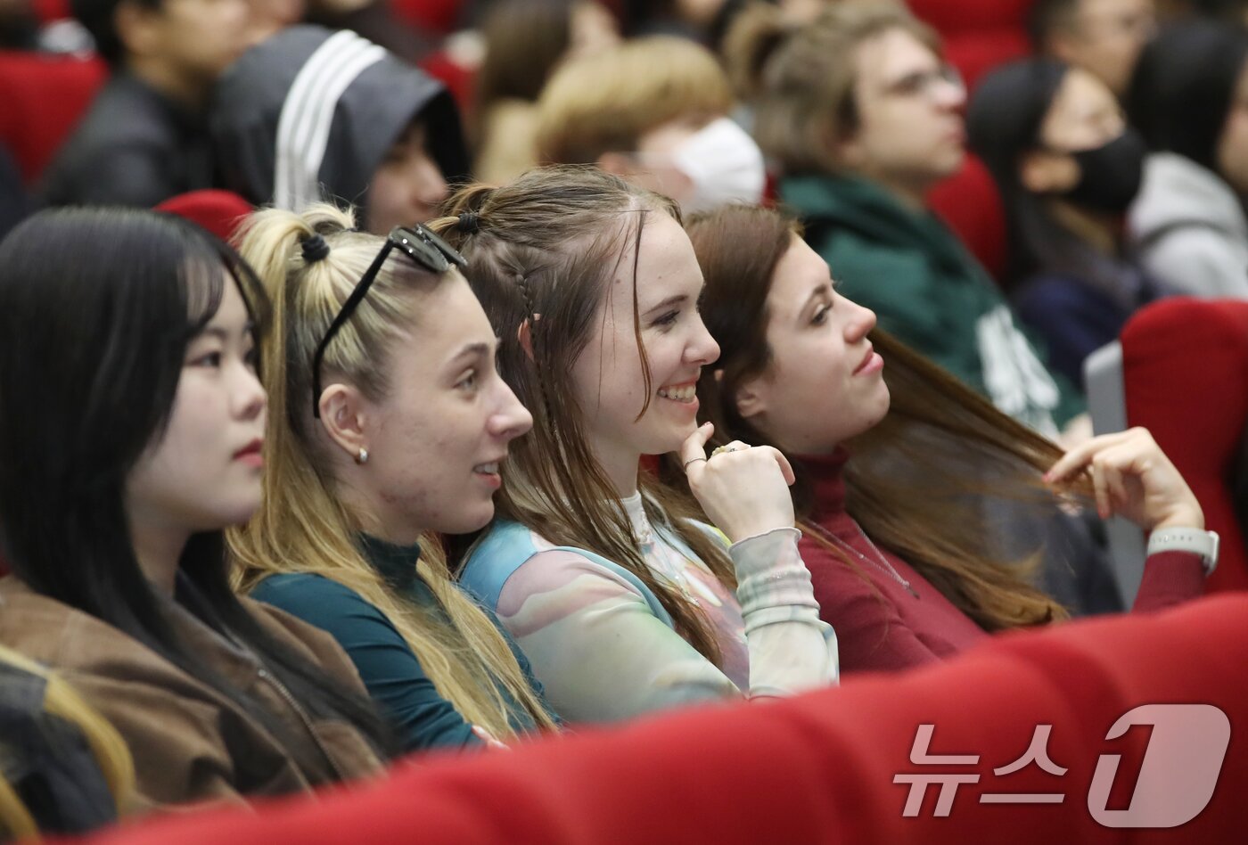 본문 이미지 - 28일 오후 부산 남구 국립부경대학교 대연캠퍼스 대학극장에서 열린 &#39;2025학년도 1학기 외국인 신입생 오리엔테이션&#39;에서 외국인 신입생들이 케이팝 댄스 공연을 즐기고 있다.  2025.2.28/뉴스1 ⓒ News1 윤일지 기자