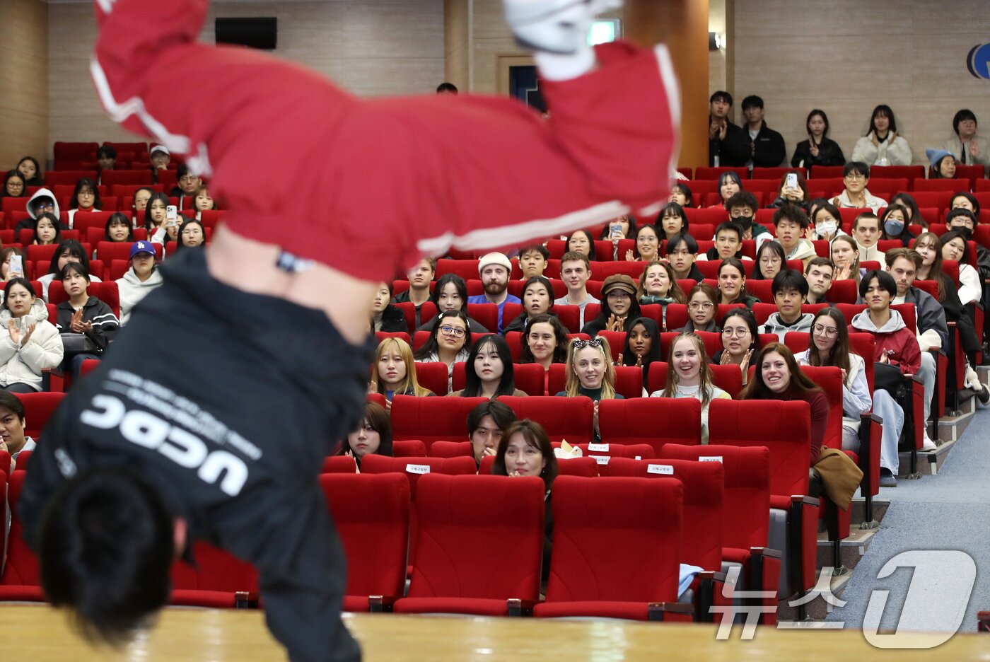 본문 이미지 - 28일 오후 부산 남구 국립부경대학교 대연캠퍼스 대학극장에서 열린 &#39;2025학년도 1학기 외국인 신입생 오리엔테이션&#39;에서 외국인 신입생들이 케이팝 댄스 공연을 즐기고 있다.  2025.2.28/뉴스1 ⓒ News1 윤일지 기자