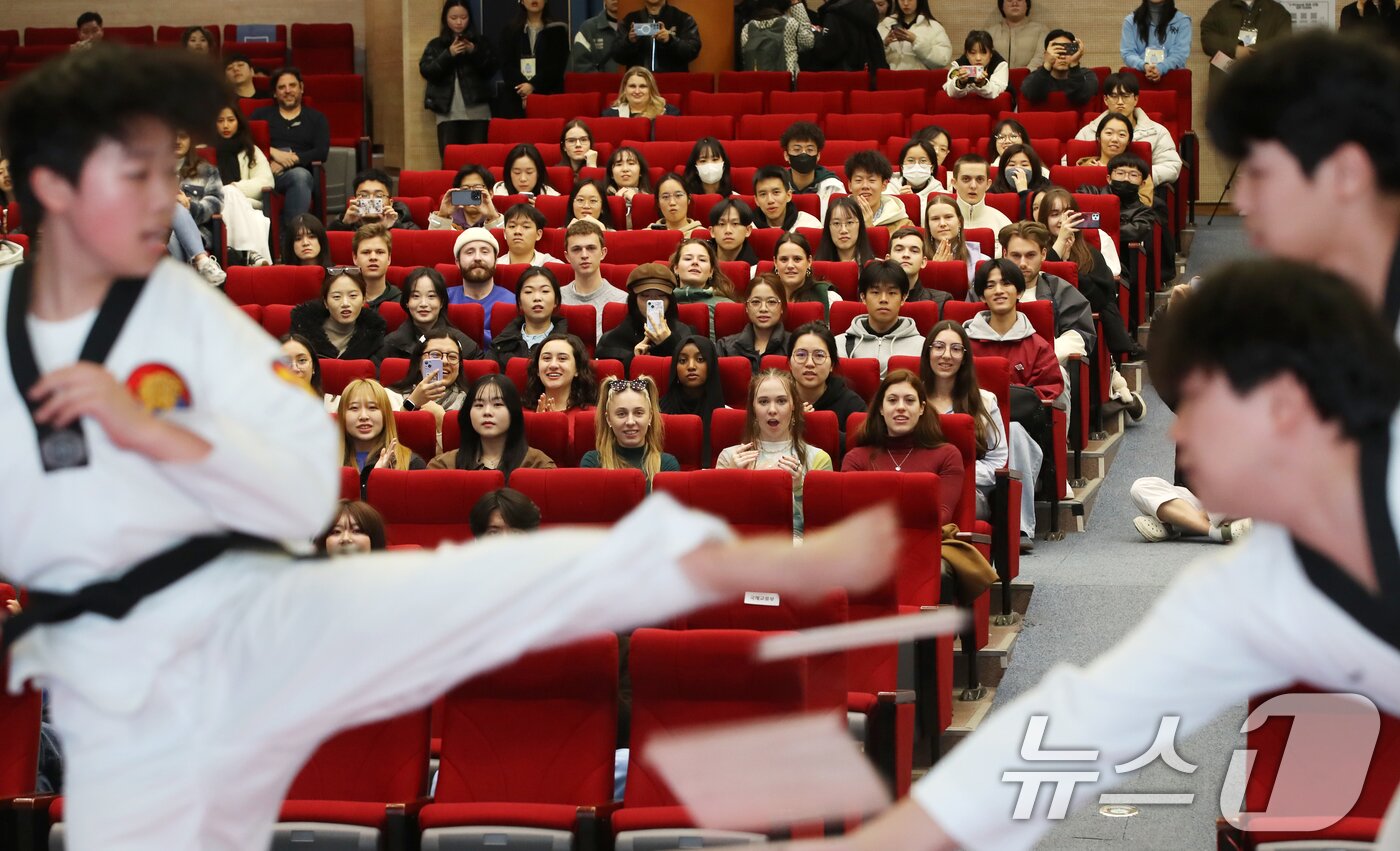 본문 이미지 - 28일 오후 부산 남구 국립부경대학교 대연캠퍼스 대학극장에서 열린 &#39;2025학년도 1학기 외국인 신입생 오리엔테이션&#39;에서 외국인 신입생들이 태권도 공연을 즐기고 있다. 2025.2.28/뉴스1 ⓒ News1 윤일지 기자