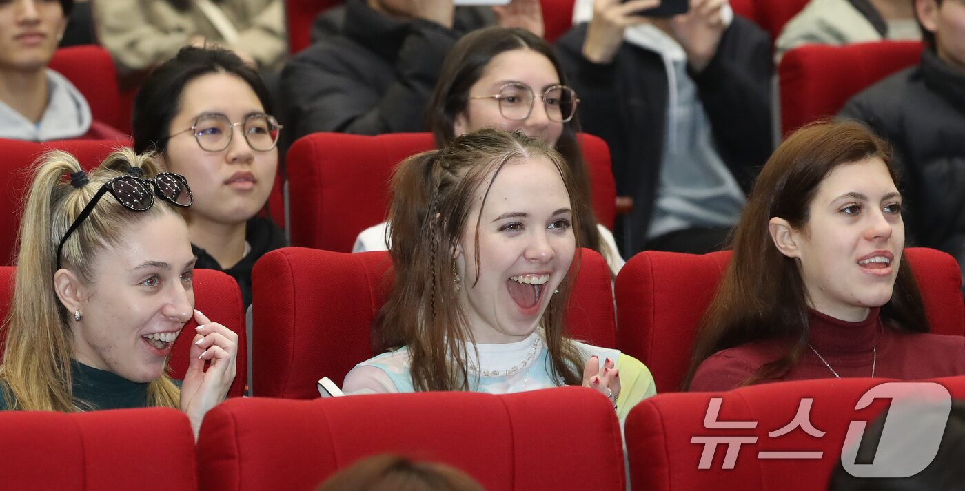 본문 이미지 - 28일 오후 부산 남구 국립부경대학교 대연캠퍼스 대학극장에서 열린 &#39;2025학년도 1학기 외국인 신입생 오리엔테이션&#39;에서 외국인 신입생들이 태권도 공연을 즐기고 있다.  2025.2.28/뉴스1 ⓒ News1 윤일지 기자