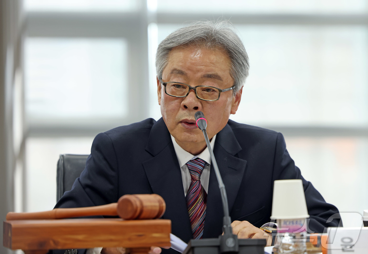 (서울=뉴스1) = 윤희윤 제8기 대통령 소속 국가도서관위원회 위원장이 28일 서울 서초구 국립중앙도서관에서 열린 제8기 대통령 소속 국가도서관위원회 제3차 전체회의에서 모두발언을 …