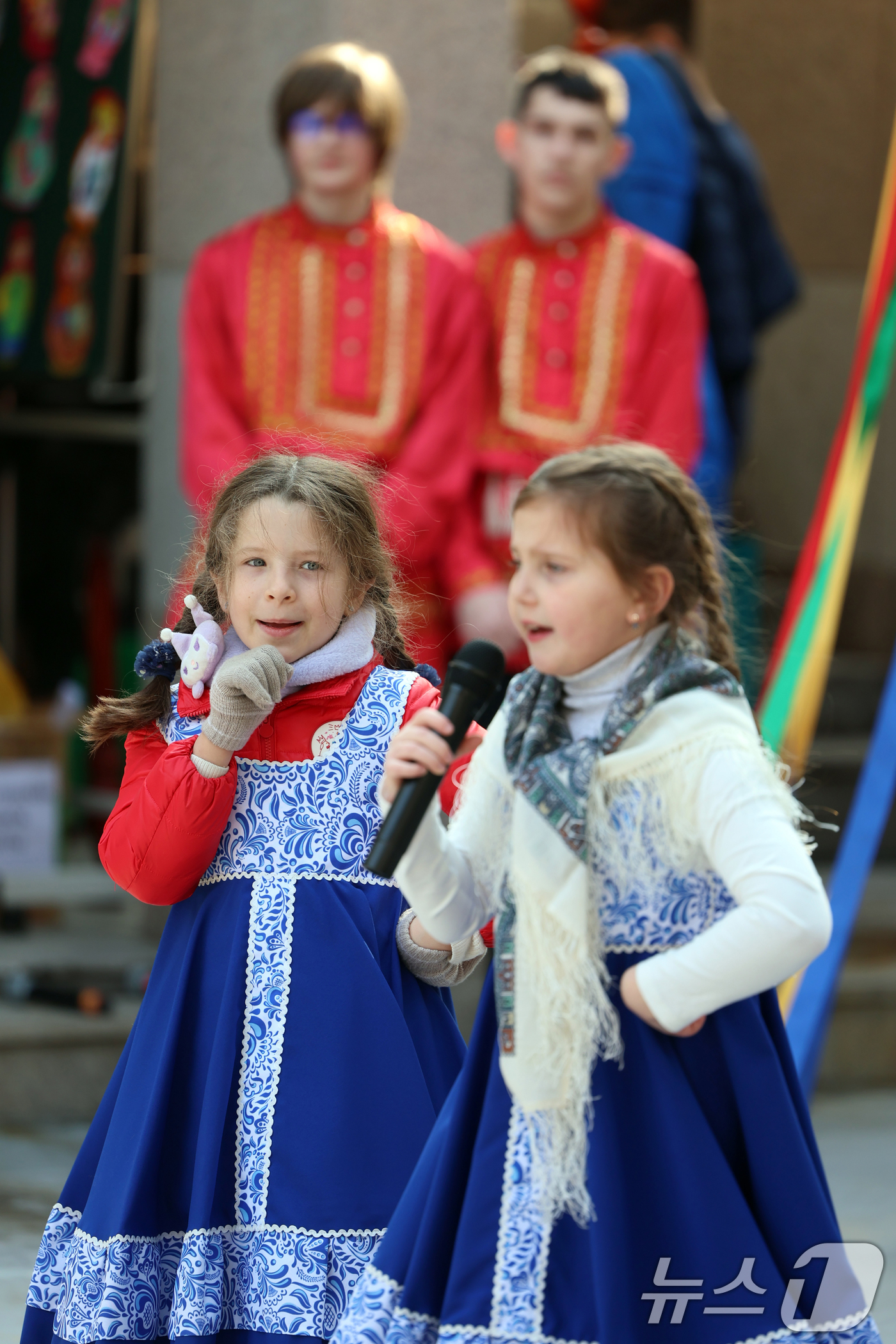 (서울=뉴스1) 황기선 기자 = 28일 오후 서울 중구 러시아대사관에서 열린 봄 맞이 '마슬레니차' 기념행사에서 러시아 어린이들이 전통복을 입고 공연을 하고 있다. '마슬레니차'는 …
