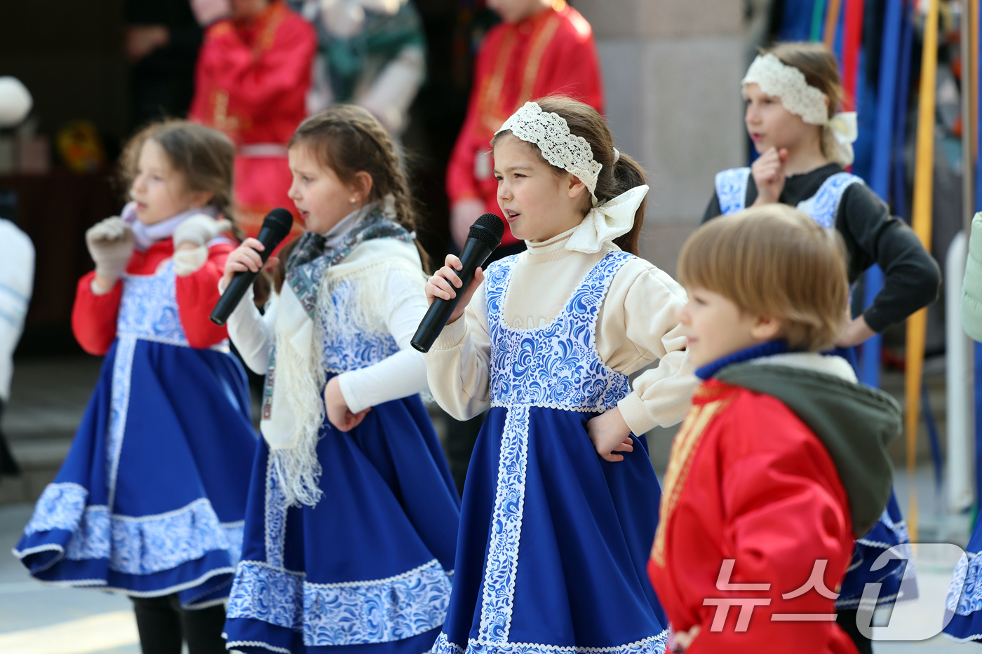 (서울=뉴스1) 황기선 기자 = 28일 오후 서울 중구 러시아대사관에서 열린 봄 맞이 '마슬레니차' 기념행사에서 러시아 어린이들이 전통복을 입고 공연을 하고 있다. '마슬레니차'는 …