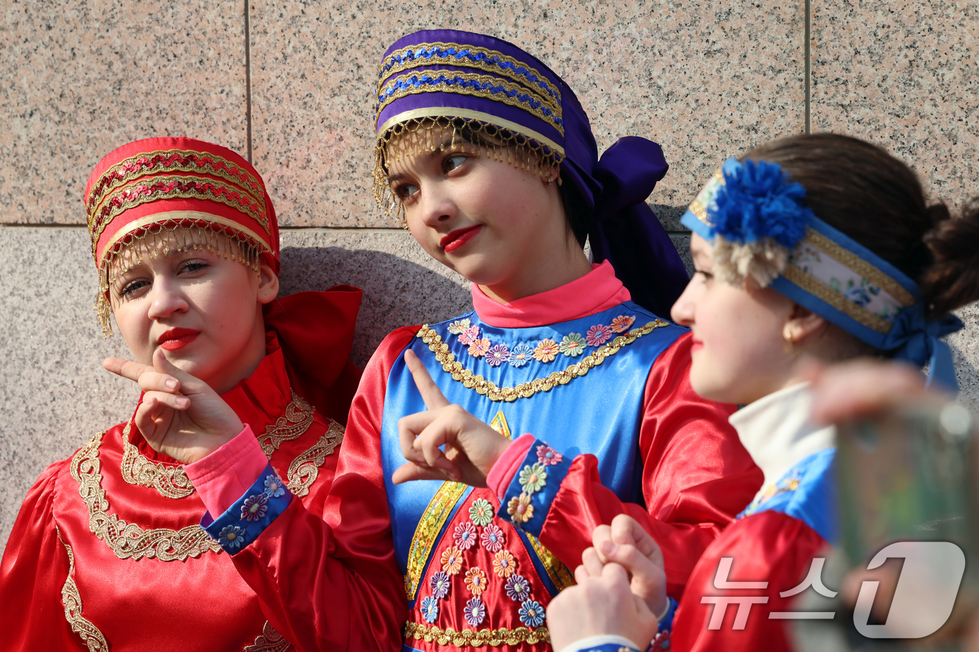 (서울=뉴스1) 황기선 기자 = 28일 오후 서울 중구 러시아대사관에서 열린 봄 맞이 '마슬레니차' 기념행사에서 전통복을 입은 러시아인들이 공연을 즐기고 있다. '마슬레니차'는 정 …