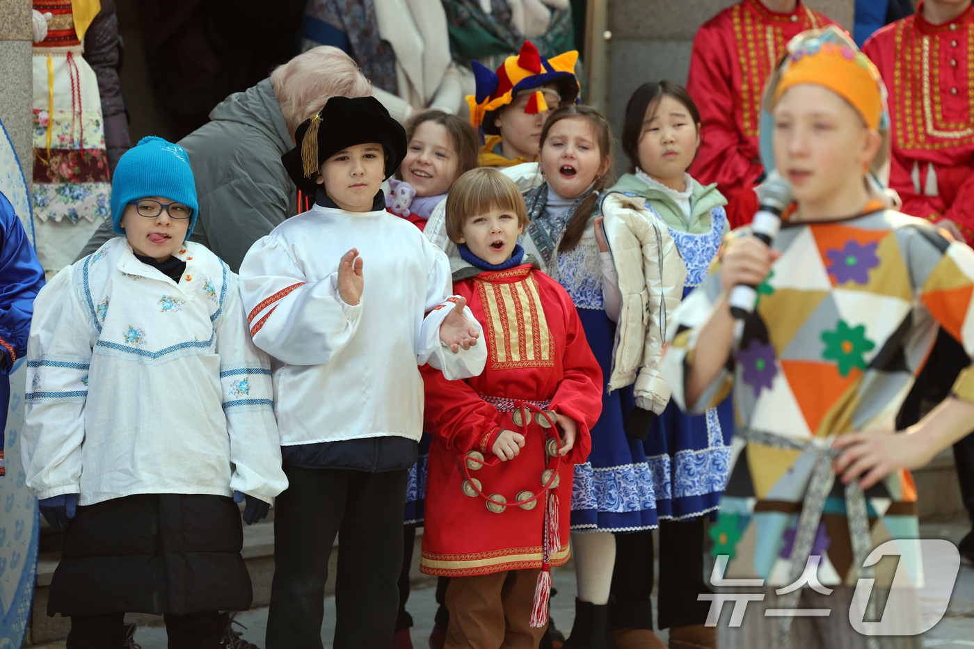 (서울=뉴스1) 황기선 기자 = 28일 오후 서울 중구 러시아대사관에서 열린 봄 맞이 '마슬레니차' 기념행사에서 전통복을 입은 러시아 어린이들이 공연을 즐기고 있다. '마슬레니차' …