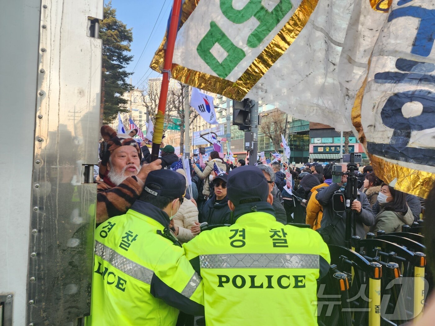 본문 이미지 - 28일 윤석열 대통령 탄핵 찬반 집회가 열린 한국외대에서 탄핵 반대 측이 소리를 지르는 모습. 2025.2.28/뉴스1 ⓒ News1 권진영 기자