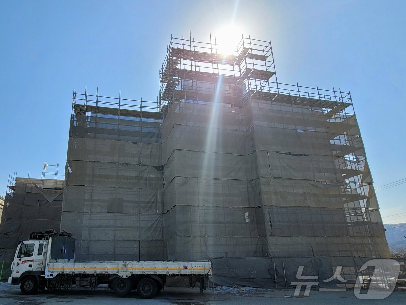 본문 이미지 - 용인 반도체 클러스터 조성 현장 인근 죽능리에 건축 중인 원룸 단지 . 총 5단지 100세대 입주가 가능하지만 준공이 되기도 전에 계약이 끝났다. 2025.2.27/뉴스1 최동현 기자