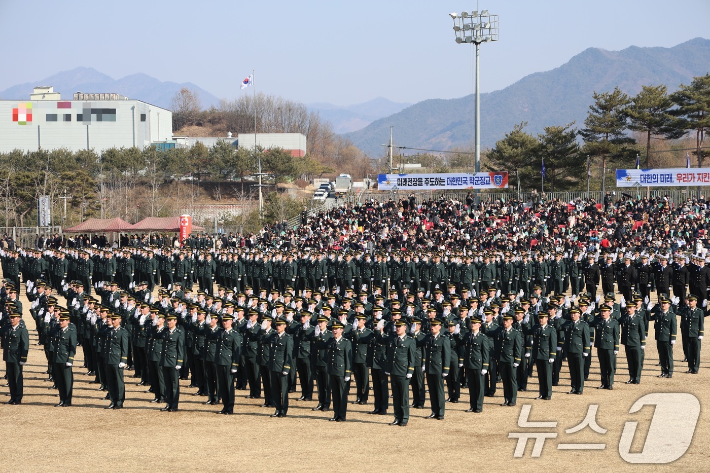 (서울=뉴스1) = 28일 충북 괴산군 육군학생군사학교에서 열린 '2025년 대한민국 학군장교 임관식'에서 임관 소위들이 임관선서를 하고 있다. (육군 제공. 재판매 및 DB 금지 …