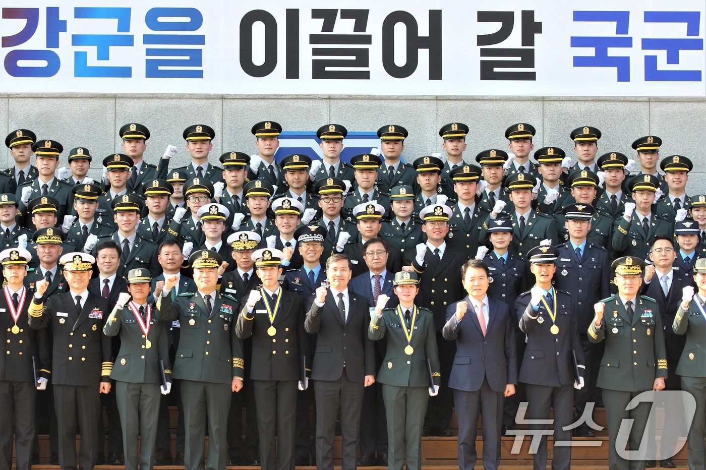 (서울=뉴스1) = 28일 충북 괴산군 육군학생군사학교에서 열린 '2025년 대한민국 학군장교 임관식'에서 성적우수 임관 소위들이 김선호 국방부장관 직무대행 등 주요직위자들과 기념 …