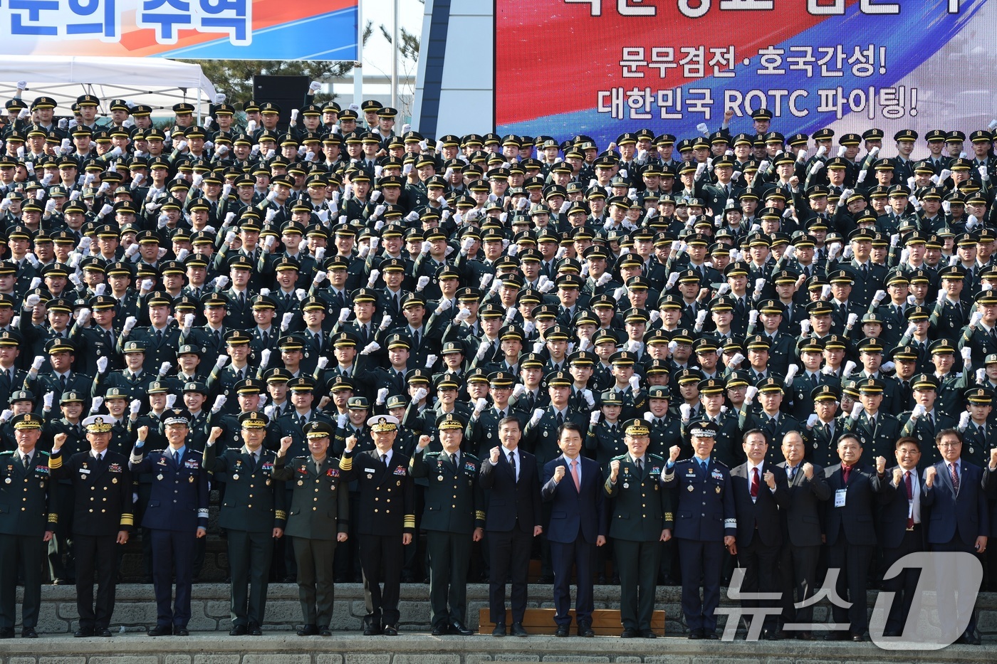 (서울=뉴스1) = 28일 충북 괴산군 육군학생군사학교에서 열린 '2025년 대한민국 학군장교 임관식'에서 임관 소위들과 김선호 국방부장관 직무대행 등 참석자들이 기념촬영을 하고 …