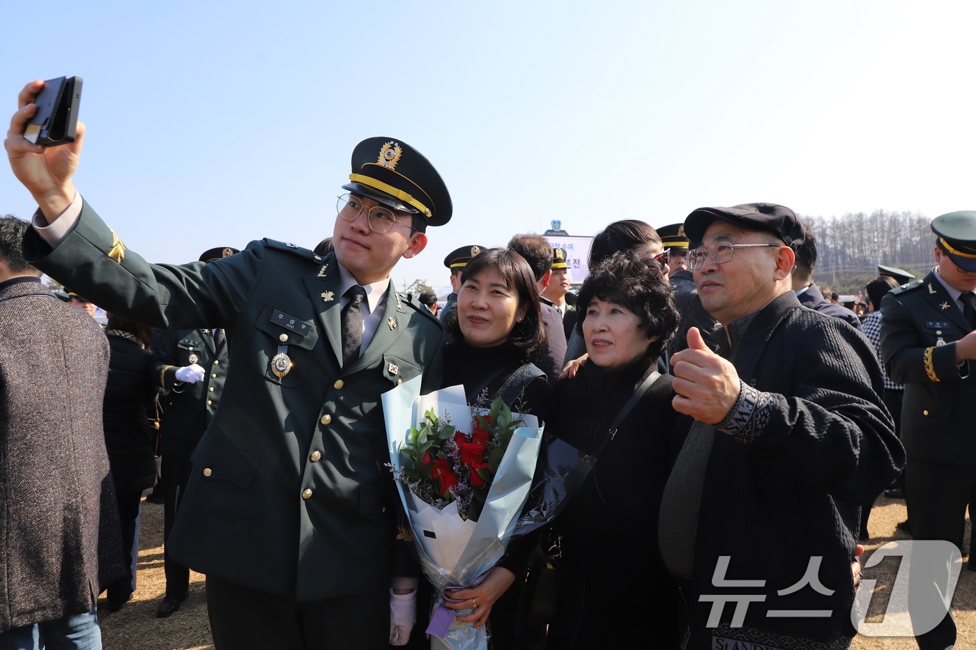 (서울=뉴스1) = 28일 충북 괴산군 육군학생군사학교에서 학군장교 임관 소위가 가족들과 함께 기념사진을 촬영하고 있다. (국방일보 제공. 재판매 및 DB 금지) 2025.2.28 …