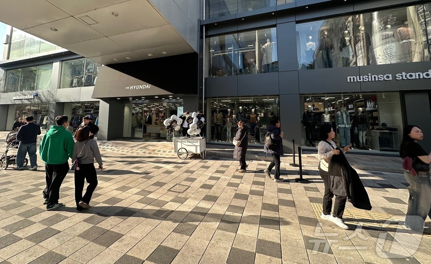 본문 이미지 - 최근 새롭게 오픈한 무신사 스탠다드 현대백화점 울산점앞 모습.2025.2.28/뉴스1 ⓒNews1 김지혜 기자