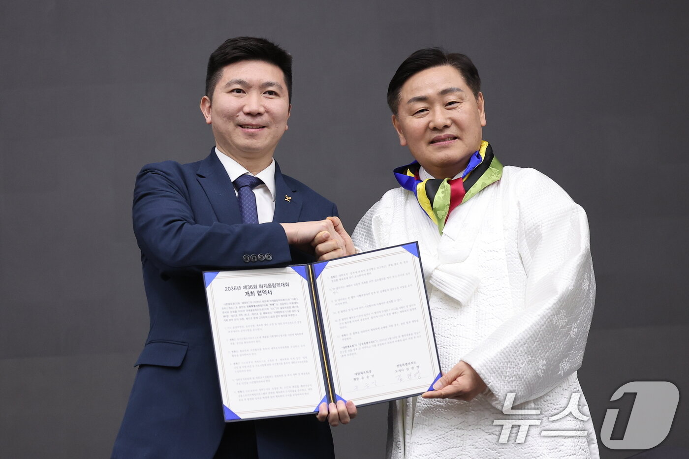 본문 이미지 - 김관영 전라북도도지사가 28일 서울 송파구 올림픽파크텔에서 열린 대한체육회 대의원총회에서 유승민 대한체육회장과 기념촬영을 하고 있다. 전북은 28일 서울 송파구 올림픽파크텔에서 열린 대한체육회 2025년도 정기대의원총회에서 진행된 2036 올림픽 유치 국내 후보지 선정 투표에서 총 61표 중 49표를 얻어 서울(11표)을 꺾었다. 무효 표가 1표였다. 2025.2.28/뉴스1 ⓒ News1 김성진 기자