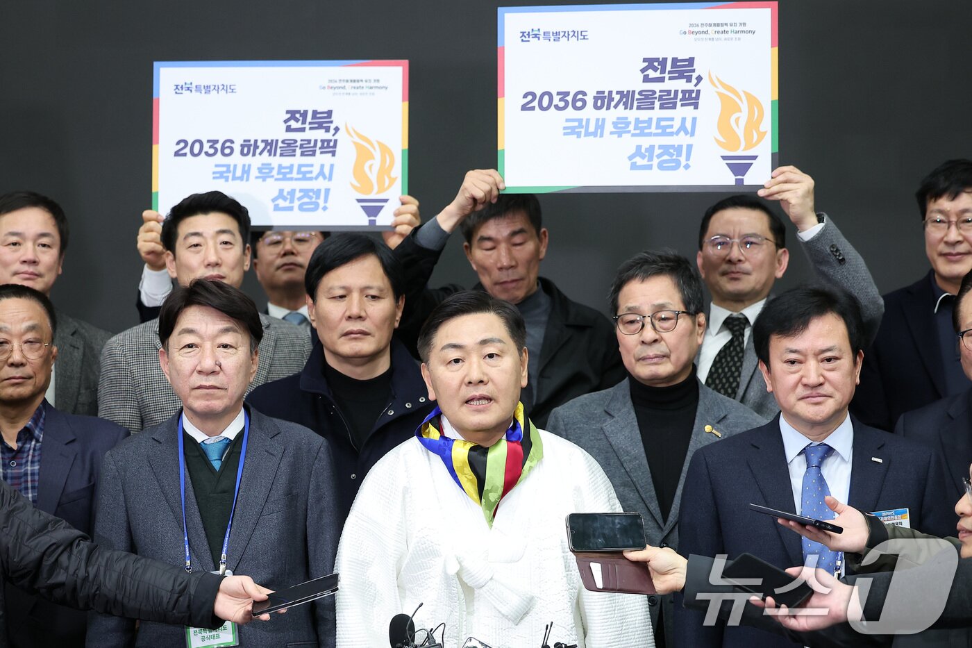 본문 이미지 - 김관영 전라북도도지사가 28일 서울 송파구 올림픽파크텔에서 열린 대한체육회 대의원총회에서 2036년 하계올림픽대회 유치 후보 도시에 전라북도가 선정된 후 인터뷰를 하고 있다. 전북은 28일 서울 송파구 올림픽파크텔에서 열린 대한체육회 2025년도 정기대의원총회에서 진행된 2036 올림픽 유치 국내 후보지 선정 투표에서 총 61표 중 49표를 얻어 서울(11표)을 꺾었다. 무효 표가 1표였다. 2025.2.28/뉴스1 ⓒ News1 김성진 기자
