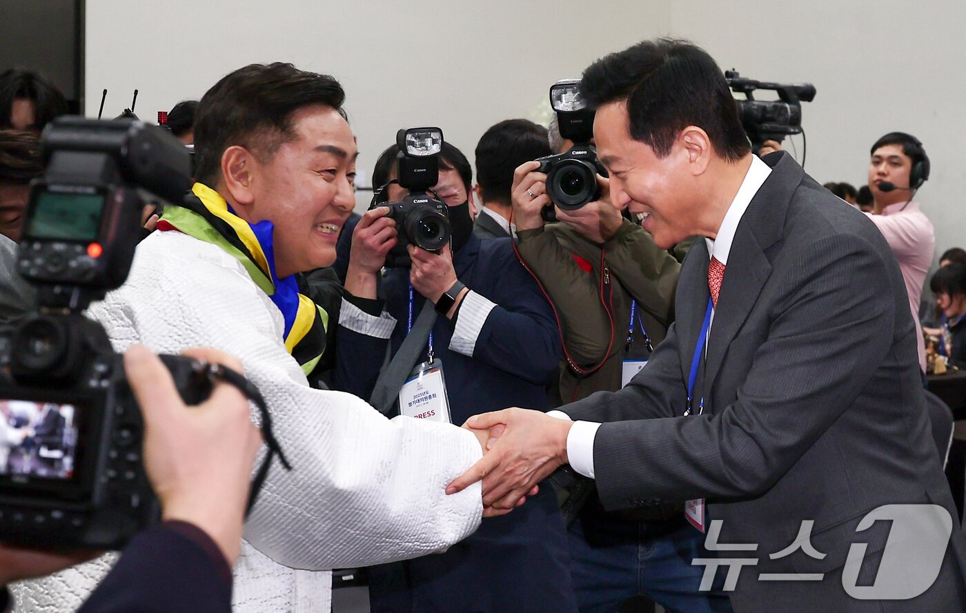 본문 이미지 - 김관영 전라북도도지사가 28일 서울 송파구 올림픽파크텔에서 열린 대한체육회 대의원총회에서 2036년 하계올림픽대회 유치 후보 도시에 전라북도가 선정된 후 경쟁을 펼친 오세훈 서울시장과 인사하고 있다. 2025.2.28/뉴스1 ⓒ News1 김성진 기자