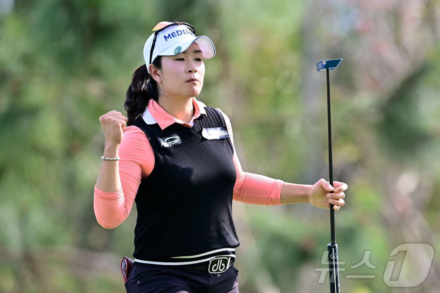본문 이미지 - 김아림(30)이 3일(한국시간) 열린 LPGA투어 개막전 4라운드 16번홀에서 버디를 잡은 뒤 주먹을 불끈 쥐며 기뻐하고 있다. ⓒ AFP=뉴스1
