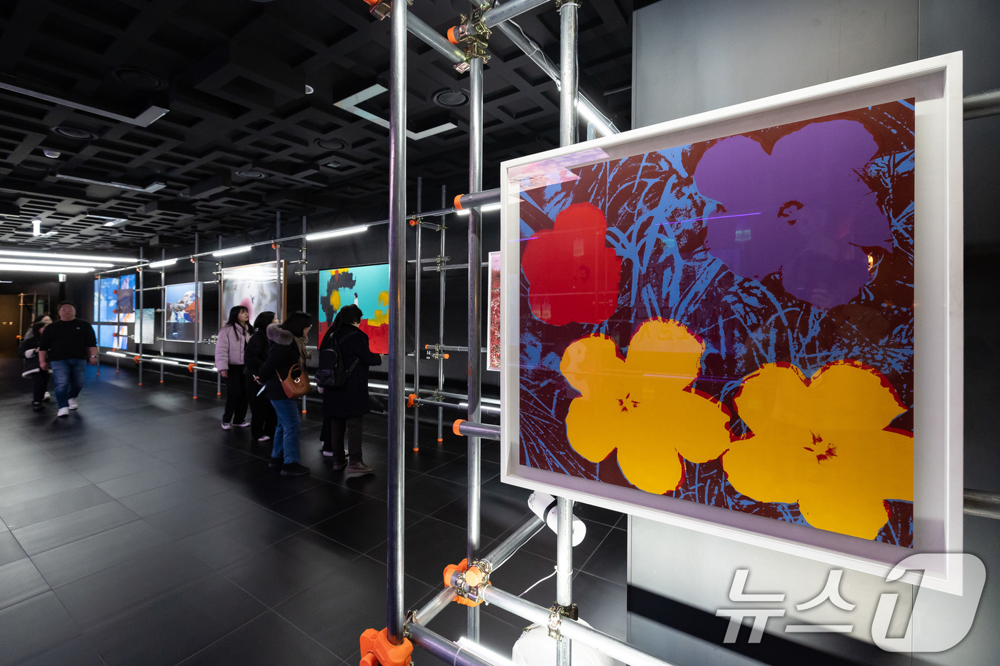 (서울=뉴스1) = 서울스카이가 오는 4월 13일까지 예술과 연예활동을 병행하는 국내외 유명 ‘아트테이너 그룹’이 참여한 2025년 서울스카이 특별전 ‘공존(共存)’을 진행한다고 …