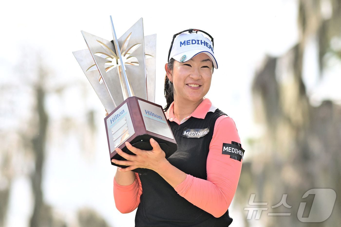 본문 이미지 - 김아림(30)이 3일(한국시간) 열린 LPGA투어 힐튼 그랜드 배케이션스 토너먼트 오브 챔피언스에서 우승한 뒤 트로피를 들고 포즈를 취하고 있다. ⓒ AFP=뉴스1