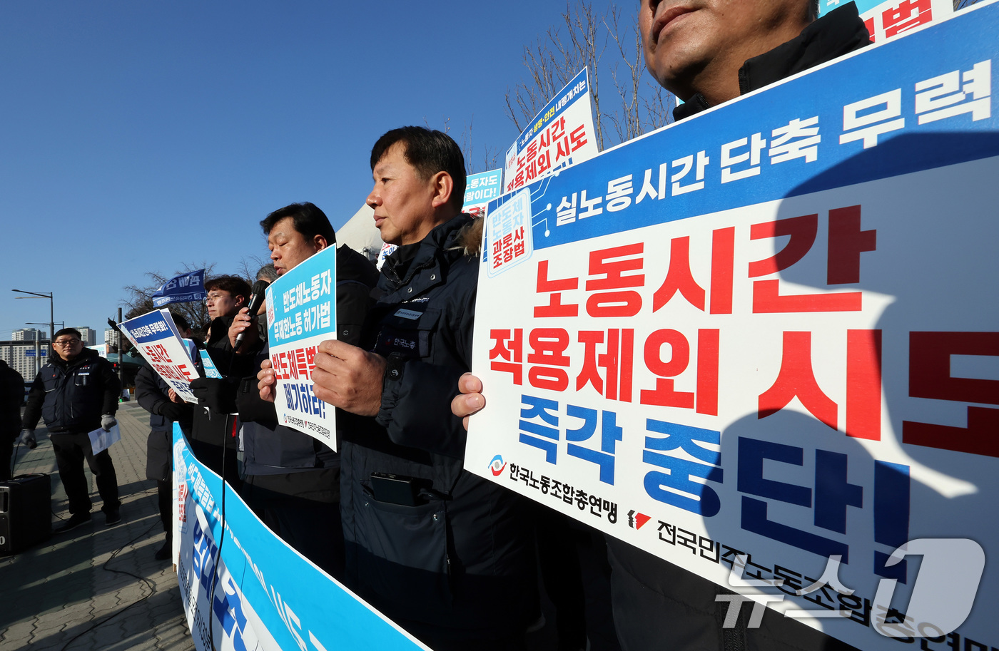 (서울=뉴스1) 이동해 기자 = 민주노총과 한국노총 소속 조합원들이 3일 오전 서울 여의도 국회 앞에서 기자회견을 열고 반도체특별법 노동시간 적용제외 시도 논의 규탄과 중단을 촉구 …