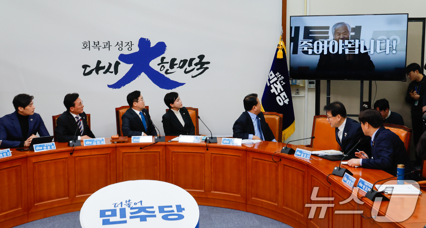 (서울=뉴스1) 안은나 기자 = 김민석 더불어민주당 최고위원이 3일 오전 서울 여의도 국회에서 열린 최고위원회의에서 전광훈 목사가 지난달 18일 집회 중 이재명 대표를 향해 "이X …