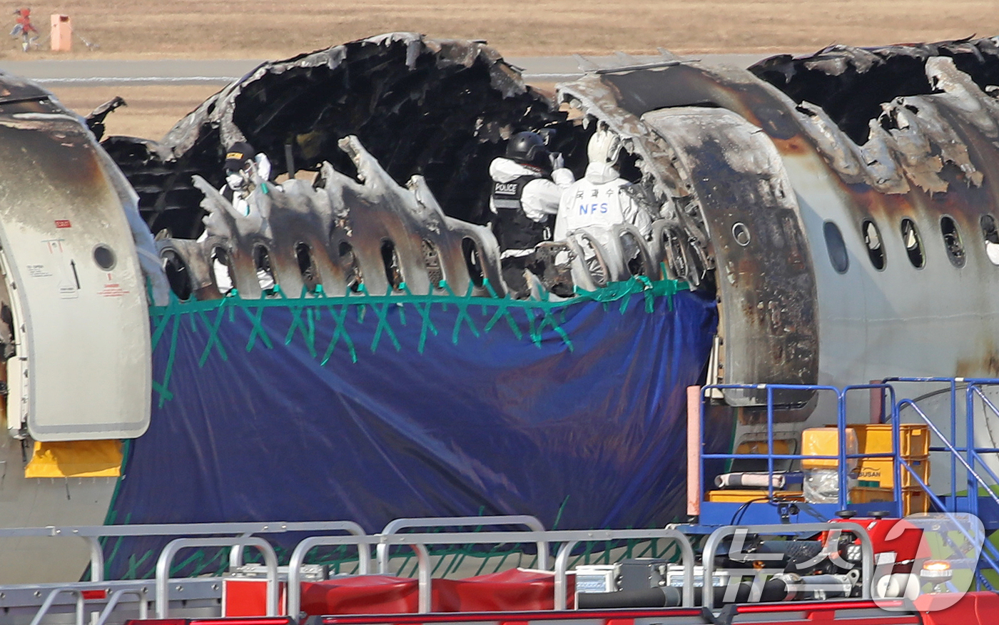 (부산=뉴스1) 윤일지 기자 = 3일 오전 부산 강서구 김해국제공항 에어부산 항공기 화재 현장에서 국토부 항공철도사고조사위원회, 프랑스 항공사고조사위원회(BEA), 국립과학수사연구 …