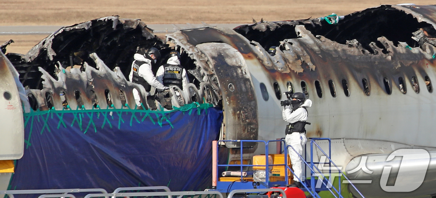(부산=뉴스1) 윤일지 기자 = 3일 오전 부산 강서구 김해국제공항 에어부산 항공기 화재 현장에서 국토부 항공철도사고조사위원회, 프랑스 항공사고조사위원회(BEA), 국립과학수사연구 …