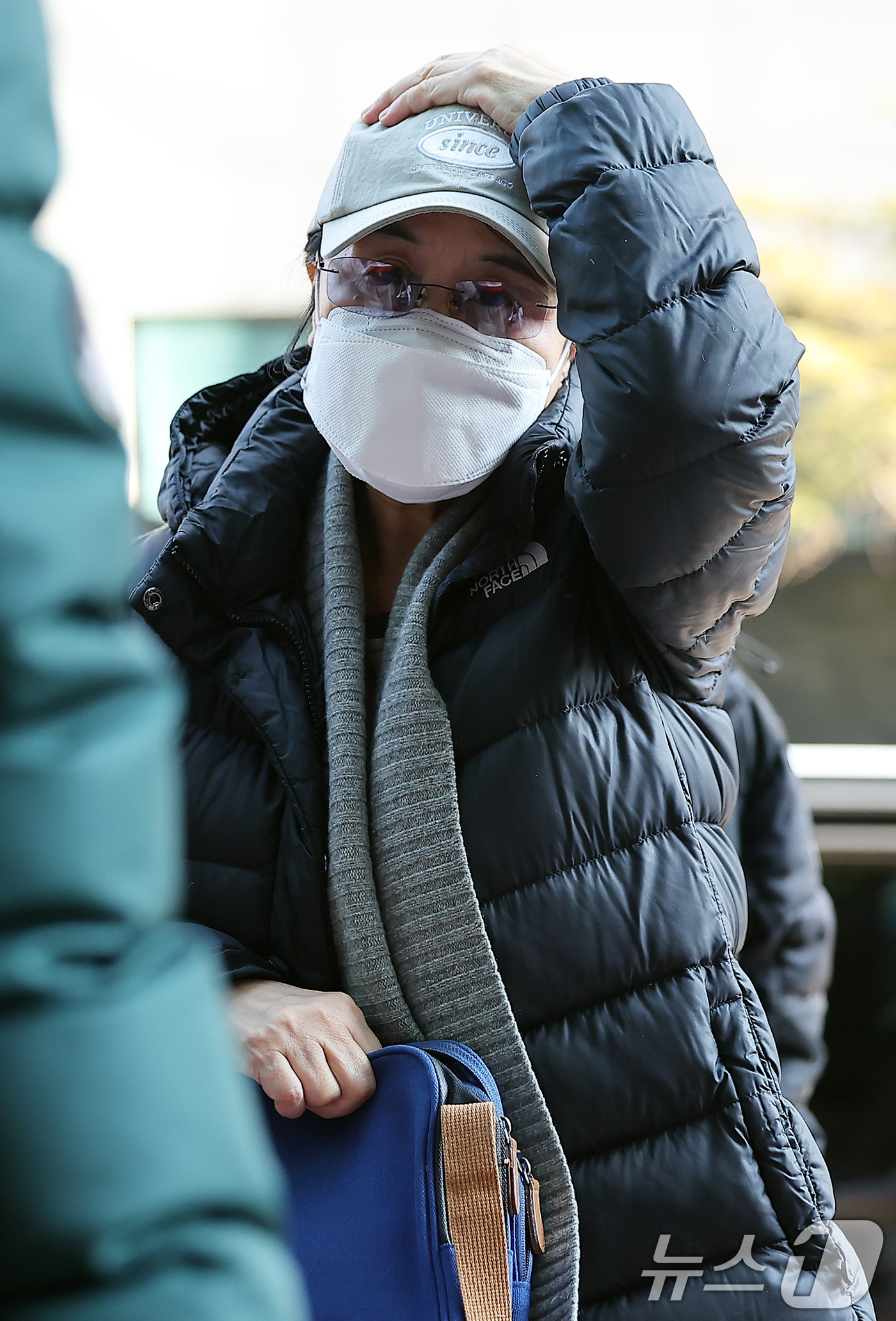 (서울=뉴스1) 김진환 기자 = 가수 심수봉이 3일 오전 서울 영등포구 여의도동 KBS 신관에서 진행되는 ‘불후의 명곡’ 녹화에 참석하고 있다. 2025.2.3/뉴스1