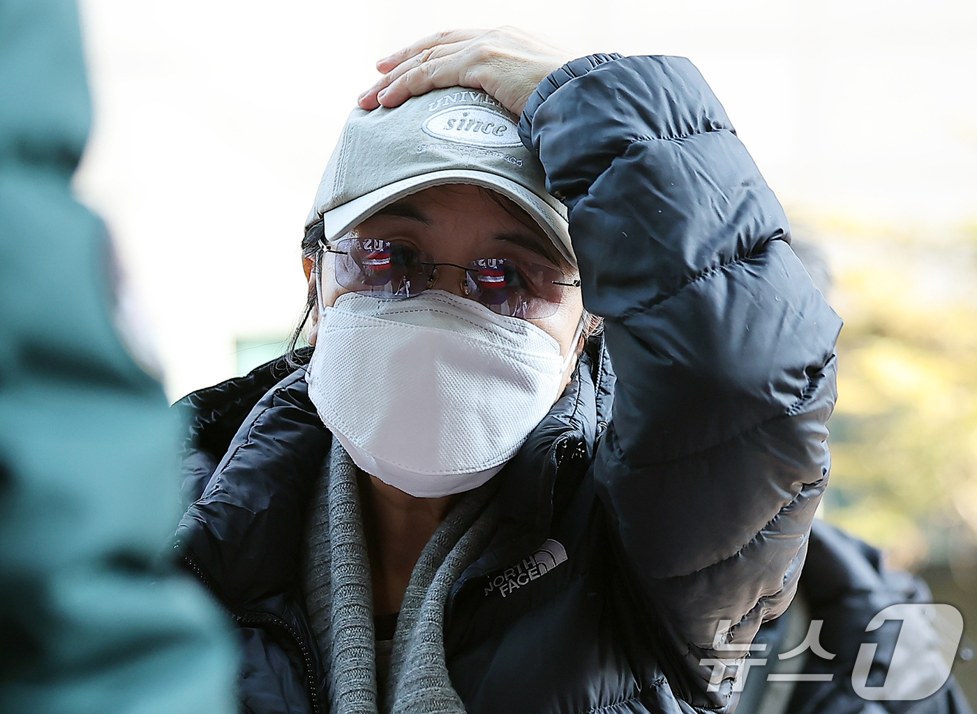 (서울=뉴스1) 김진환 기자 = 가수 심수봉이 3일 오전 서울 영등포구 여의도동 KBS 신관에서 진행되는 ‘불후의 명곡’ 녹화에 참석하고 있다. 2025.2.3/뉴스1