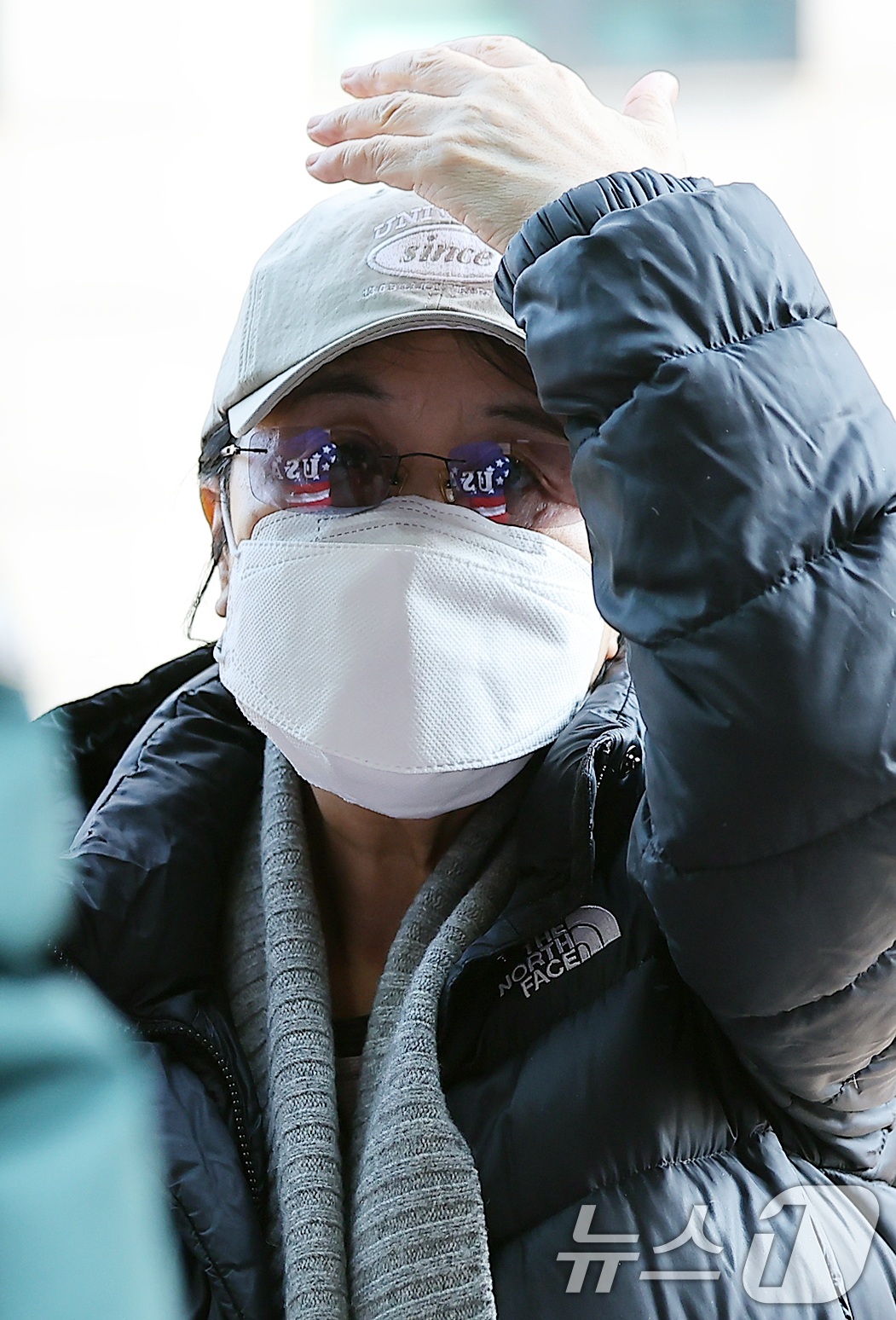 (서울=뉴스1) 김진환 기자 = 가수 심수봉이 3일 오전 서울 영등포구 여의도동 KBS 신관에서 진행되는 ‘불후의 명곡’ 녹화에 참석하고 있다. 2025.2.3/뉴스1