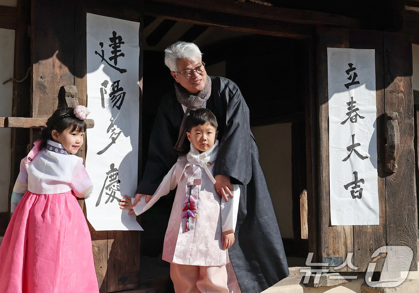 본문 이미지 - 절기상 입춘(立春)인 3일 서울 종로구 국립민속박물관 내 오촌댁 대문에 서예가와 어린이들이 입춘첩을 붙이고 있다. 입춘첩의 '입춘대길(立春大吉) 건양다경(建陽多慶)' 문구에는 봄을 기다리는 마음과 한 해 행운과 경사스러움이 가득하기를 기원하는 의미가 담겼다. 2024.2.3/뉴스1 ⓒ News1 오대일 기자