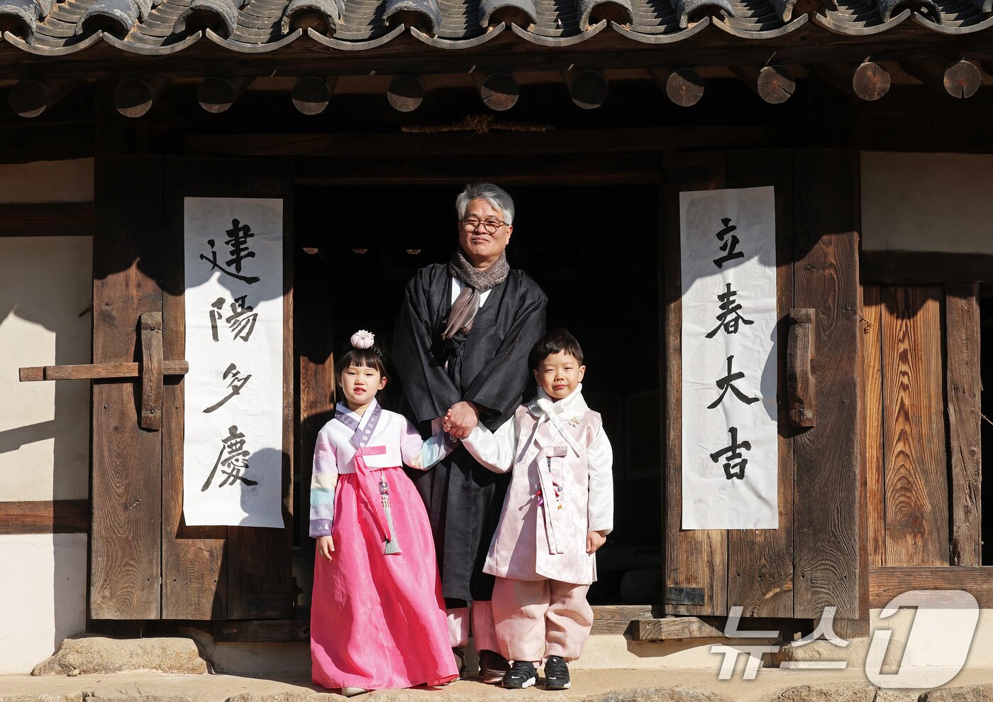 본문 이미지 - 절기상 입춘(立春)인 3일 서울 종로구 국립민속박물관 내 오촌댁에서 열린 을사년 입춘 세시행사에서 서예가와 어린이들이 입춘첩을 배경으로 기념촬영을 하고 있다. 입춘첩의 '입춘대길(立春大吉) 건양다경(建陽多慶)' 문구에는 봄을 기다리는 마음과 한 해 행운과 경사스러움이 가득하기를 기원하는 의미가 담겼다. 2024.2.3/뉴스1 ⓒ News1 오대일 기자