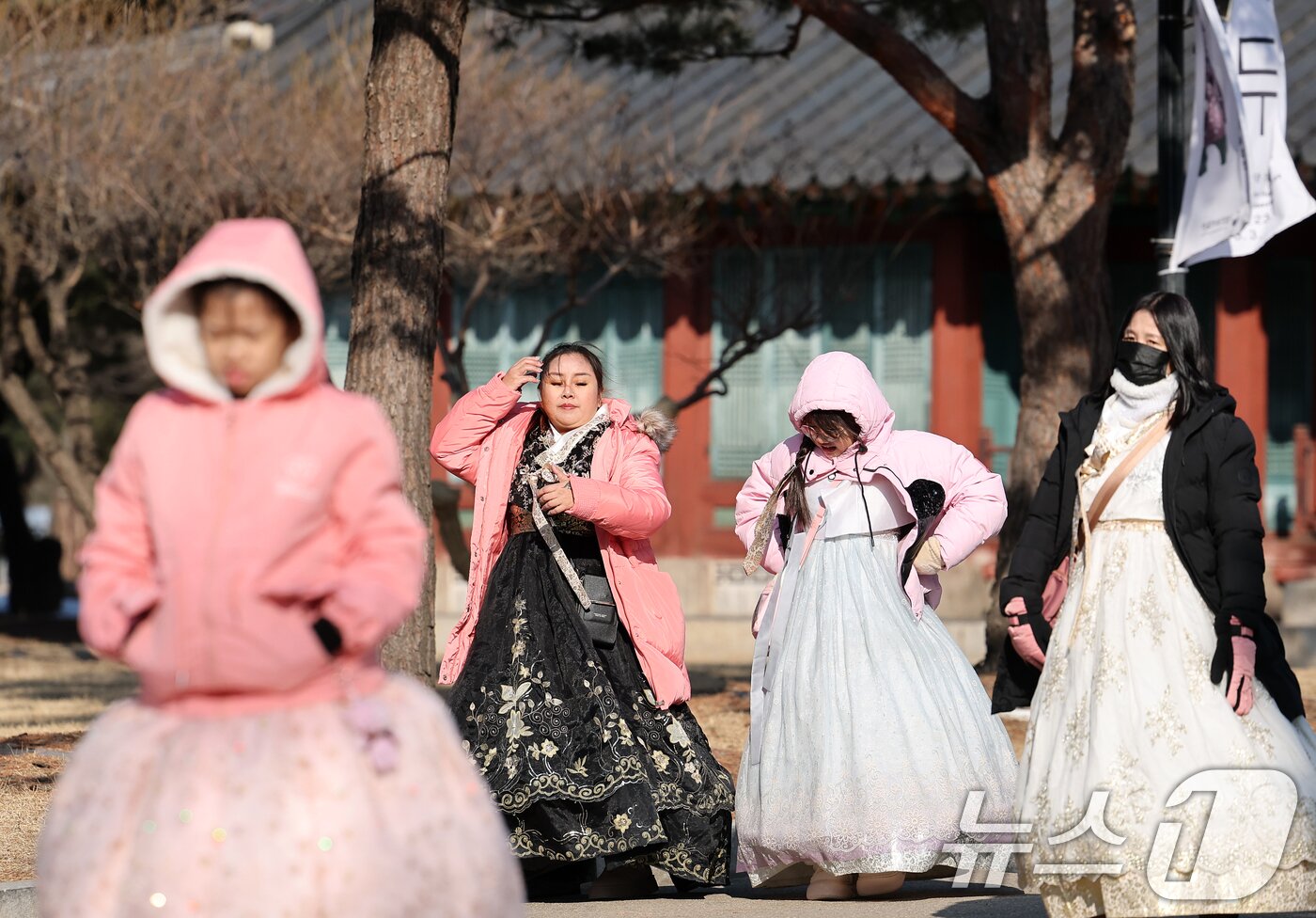 본문 이미지 - 입춘(立春) 한파가 몰아친 3일 서울 종로구 국립민속박물관에서 한복을 곱게 차려입은 외국인 관광객들이 몸을 움츠린 채 걷고 있다. 2024.2.3/뉴스1 ⓒ News1 오대일 기자