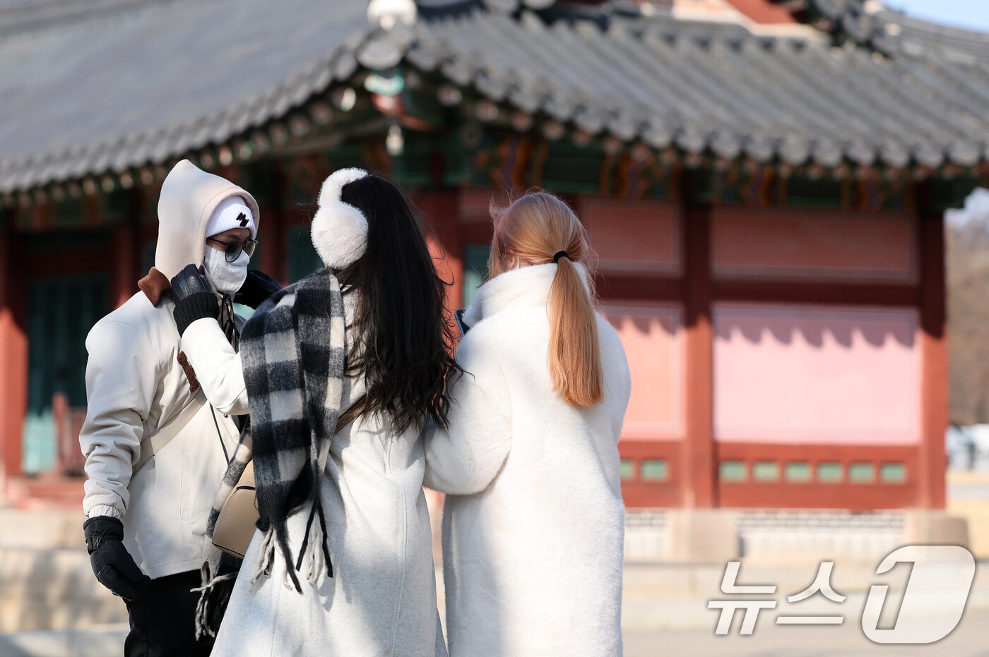 본문 이미지 - 입춘(立春) 한파가 몰아친 3일 서울 종로구 국립민속박물관에서 한복을 곱게 차려입은 외국인 관광객들이 옷깃을 여미고 있다. 2024.2.3/뉴스1 ⓒ News1 오대일 기자
