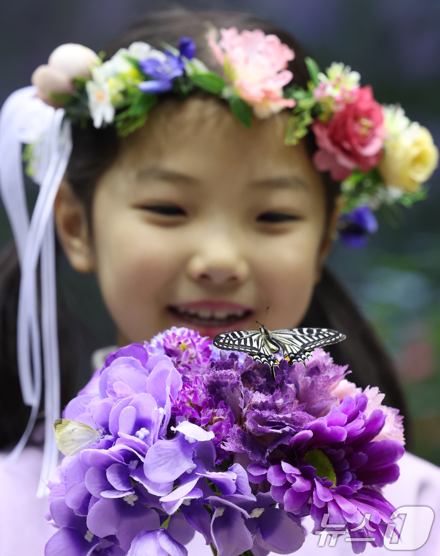 (용인=뉴스1) 김영운 기자 = 절기상 입춘(立春)인 3일 경기 용인시 처인구 에버랜드 '나비의 꿈꾸는 정원'을 방문한 아이들이 봄의 전령 나비를 보고 있다. 2025.2.3/뉴스 …