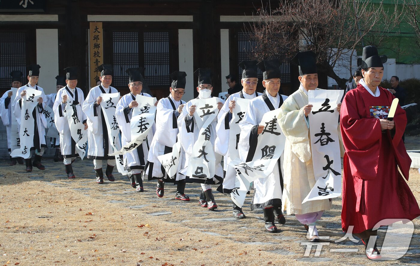 본문 이미지 - 봄의 시작을 알리는 절기 '입춘(立春)'을 맞아 3일 오전 대구 중구 남산동 대구향교에서 유림들이 붓글씨로 쓴 '입춘대길·건양다경' 입춘첩을 외삼문에 붙이기 위해 이동하고 있다. 2025.2.3/뉴스1 ⓒ News1 공정식 기자