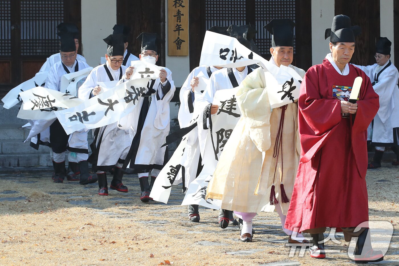 본문 이미지 - 봄의 시작을 알리는 절기 '입춘(立春)'을 맞아 3일 오전 대구 중구 남산동 대구향교에서 유림들이 붓글씨로 쓴 '입춘대길·건양다경' 입춘첩을 외삼문에 붙이기 위해 찬바람을 맞으며 걸어가고 있다. 2025.2.3/뉴스1 ⓒ News1 공정식 기자