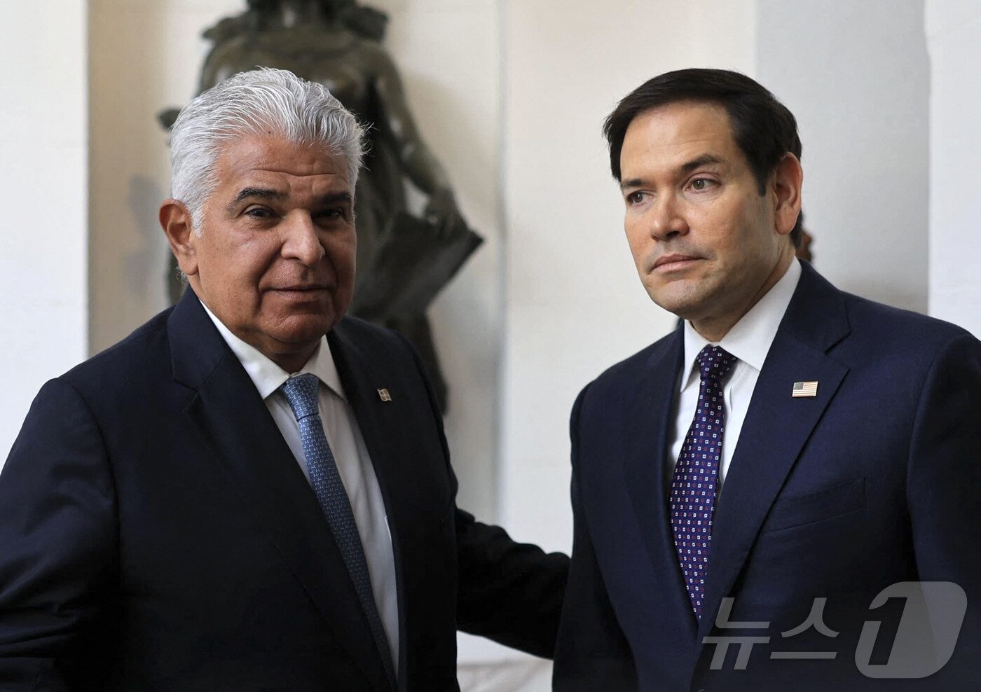 본문 이미지 - 마코 루비오(오른쪽) 미국 국무장관이 지난 2일 (현지시간) 파나마 시티 대통령 궁에서 호세 라울 물리노 파나마 대통령의 환영을 받고 있다. ⓒ AFP=뉴스1