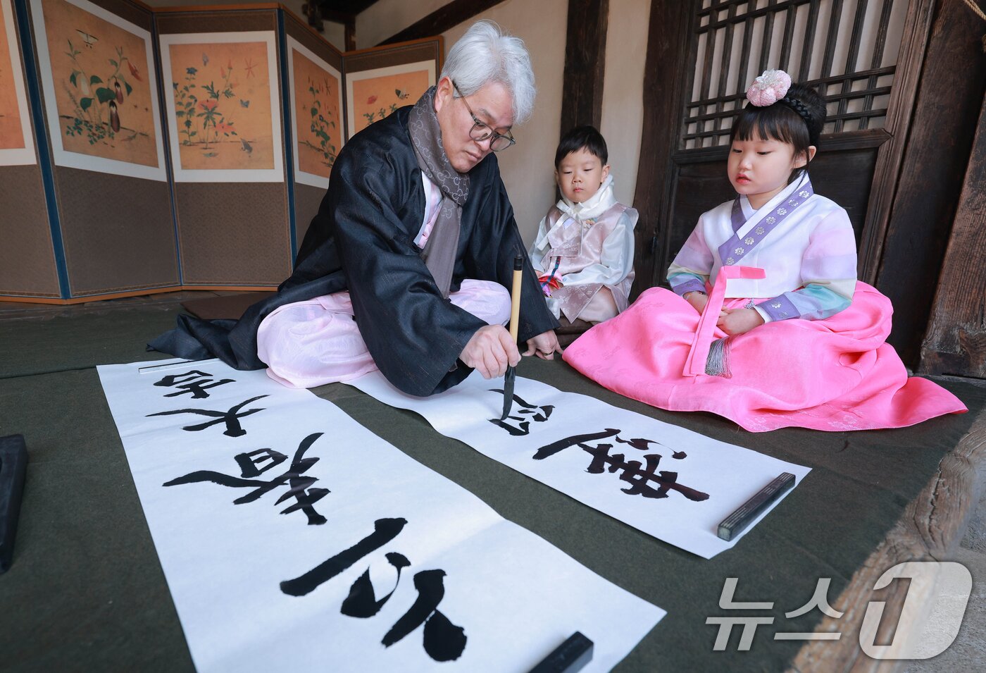 본문 이미지 - 절기상 입춘(立春)인 3일 서울 종로구 국립민속박물관 내 오촌댁에서 서예가가 입춘첩을 쓰고 있다. 입춘첩의 '입춘대길(立春大吉) 건양다경(建陽多慶)' 문구에는 봄을 기다리는 마음과 한 해 행운과 경사스러움이 가득하기를 기원하는 의미가 담겼다. (공동취재) 2024.2.3/뉴스1 ⓒ News1 오대일 기자