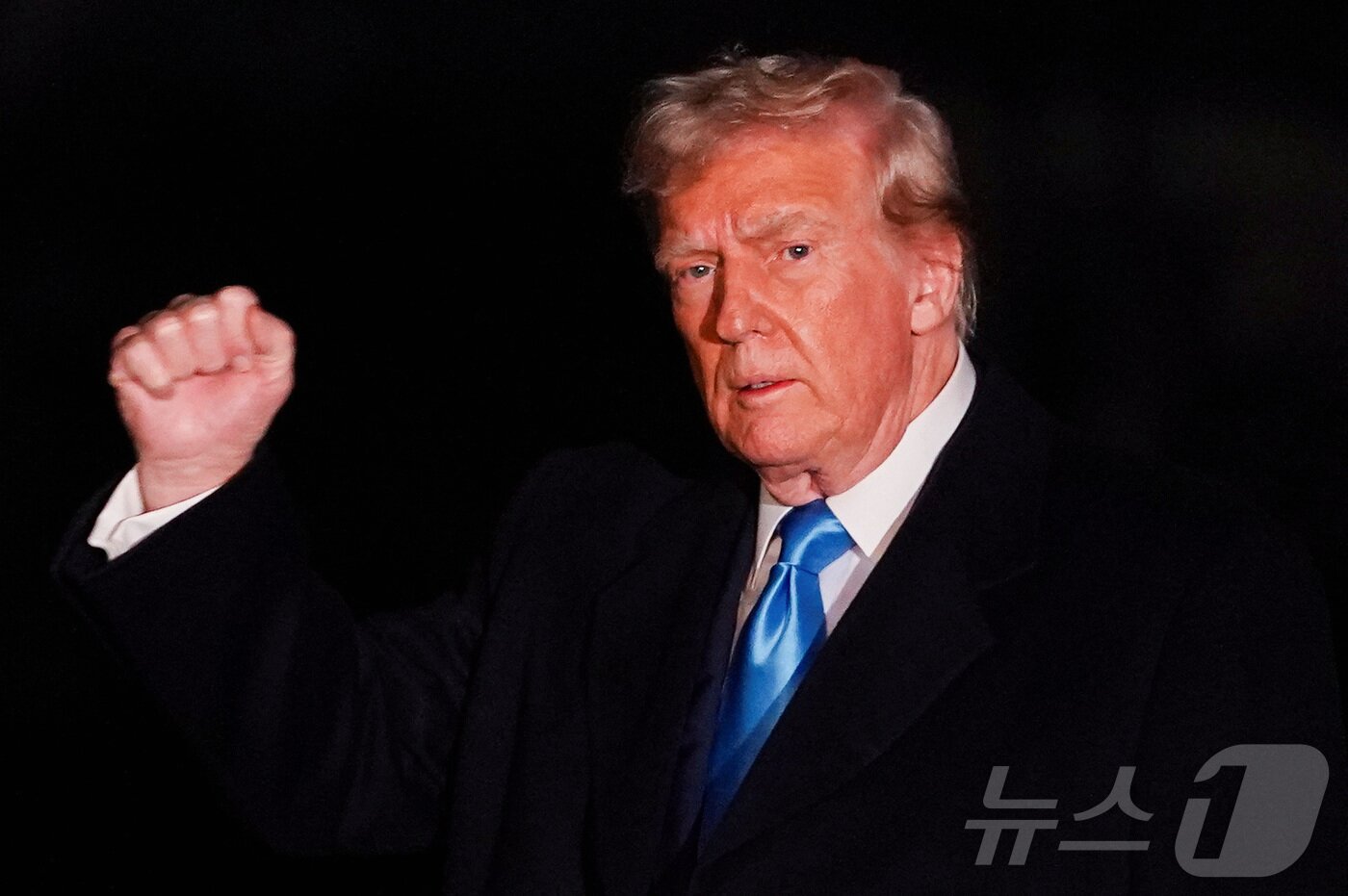 본문 이미지 - 도널드 트럼프 미국 대통령이 2일(현지시간) 워싱턴DC 백악관 남쪽 잔디밭에 도착해 사진기자들에게 주먹을 쥐어 보이고 있다. ⓒ 로이터=뉴스1 ⓒ News1 류정민 특파원