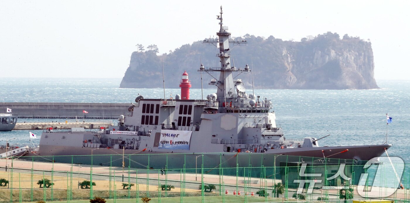 본문 이미지 - 제주 서귀포시 강정동 제주해군기지에 정박한 해군의 최신예 이지스 구축함 정조대왕함&#40;DDG, 8200톤급&#41;. 2025.2.3/뉴스1 ⓒ News1 오현지 기자